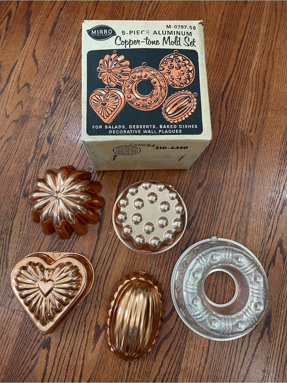 Mirro Copper tone aluminum hanging mold set of 5 with original box Vintage